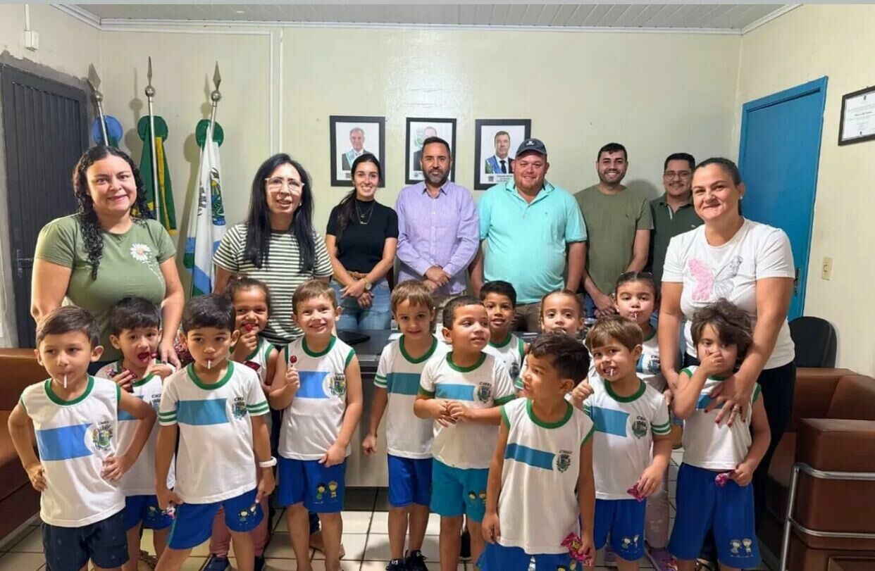Imagem de compartilhamento para o artigo Prefeito Weliton e primeira-dama Duane recebem alunos da educação infantil na Prefeitura de Alcinópolis da MS Todo dia